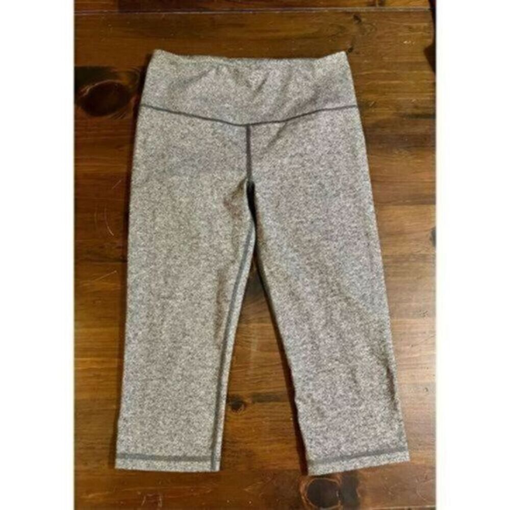 Victoria’s Secret Knockout gray cropped leggings size small